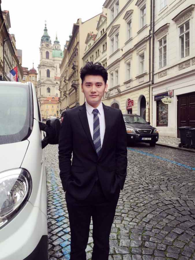 钱枫现身布拉格街头 闲适惬意尽显绅士风范