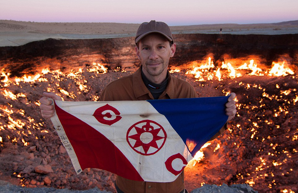 探险家勇闯土库曼斯坦"地狱之门" 千度高温中行走(高清组图)