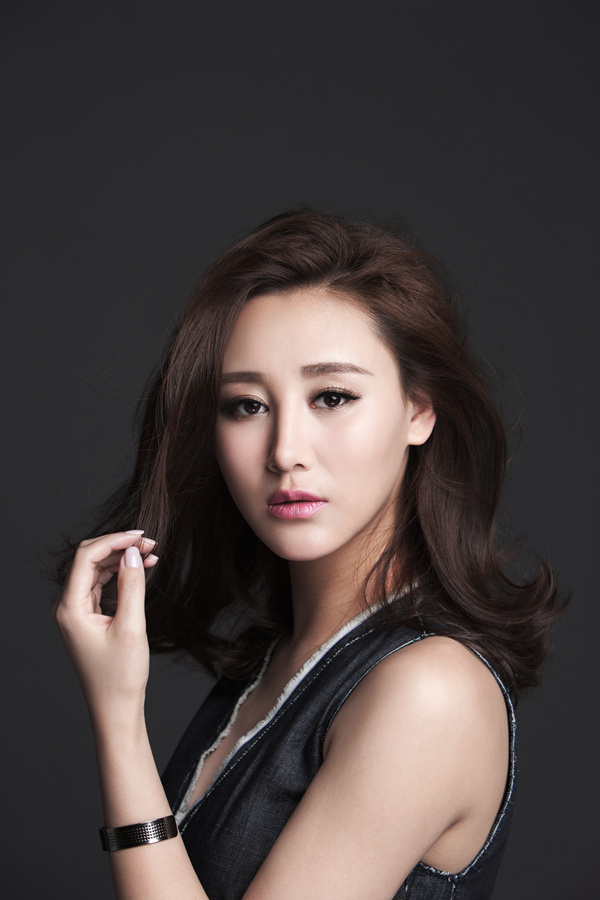 杜十五新曝写真露玉臂 着黑色长裙显知性女人味