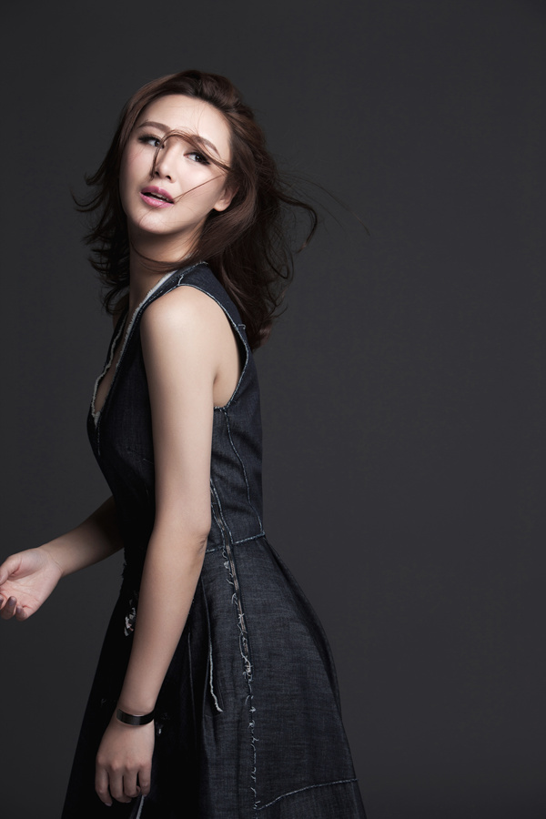 杜十五新曝写真露玉臂 着黑色长裙显知性女人味