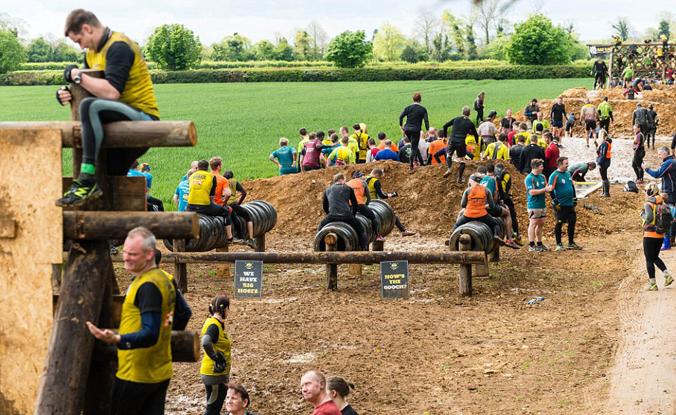 英国"肮脏户外赛"开锣 8000人挑战障碍越野(高清组图)