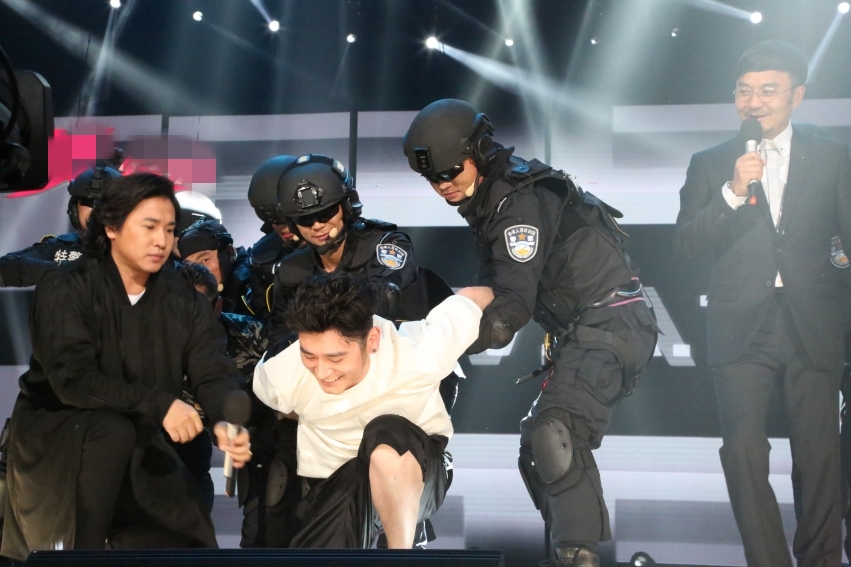 钱枫天天屡受虐与特警大玩叠罗汉