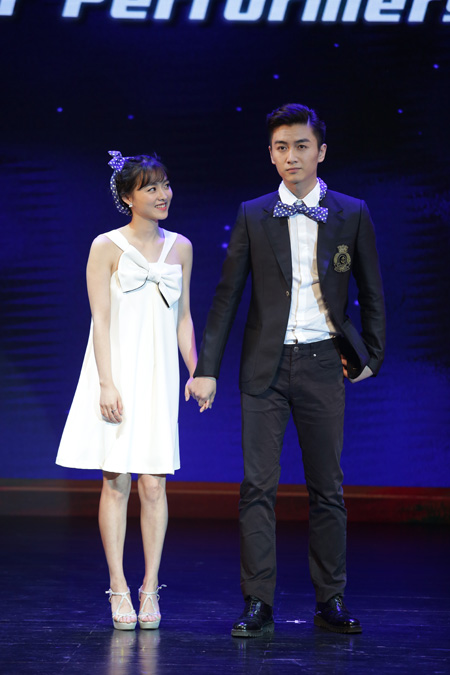 《睡在我上铺的兄弟》亮相 余心恬为陈晓绑发带