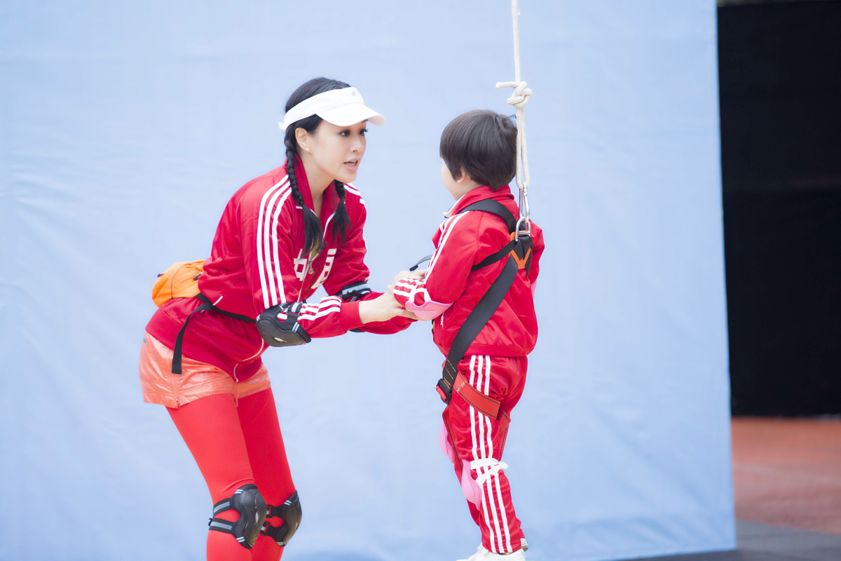 钟丽缇校服look宛若少女 高难度鬼脸惊人 _综艺要闻_娱乐频道