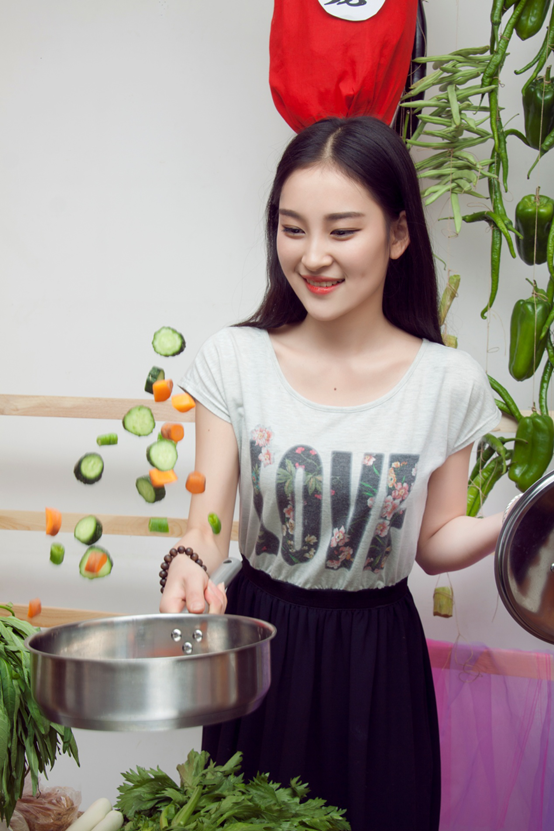 美女大学生秀厨艺 网友大赞90后最美厨娘走红