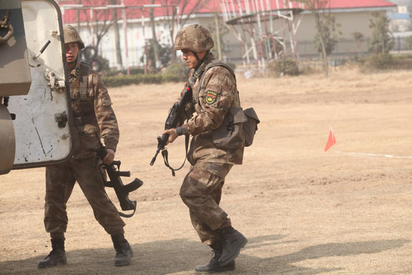 《男子汉》今晚实兵对抗 告别杨根思连泪如雨下