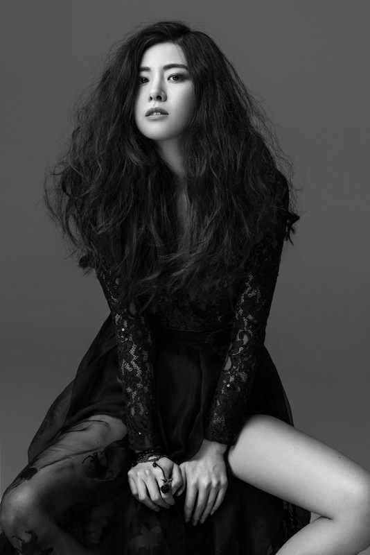 魏佳庆蕾丝深v长腿逆天 黑白写真演绎摇滚轻熟女