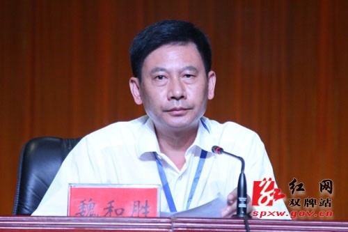 县委书记苏小康为与会人员上党课会议现场