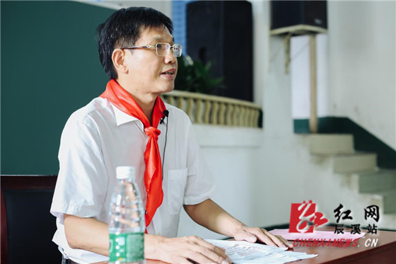 辰溪县委书记杨一中与城区儿童共话"成才"