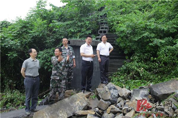 实地查看新田村受灾情况