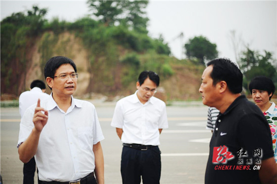 辰溪县委书记杨一中(左)与经建投公司负责人交谈