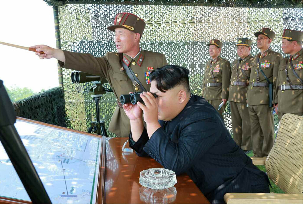 金正恩在观看朝鲜人民军高射炮射击比赛(网页截图)[nextpage]金正恩在