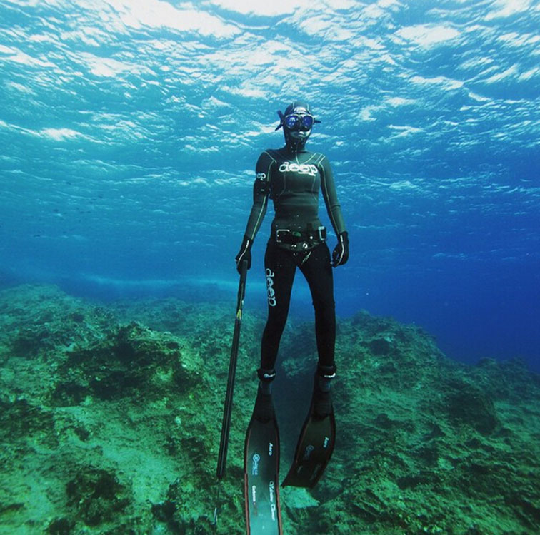 加拿大捕鱼女猎手照蹿红网络 引发争议(图)