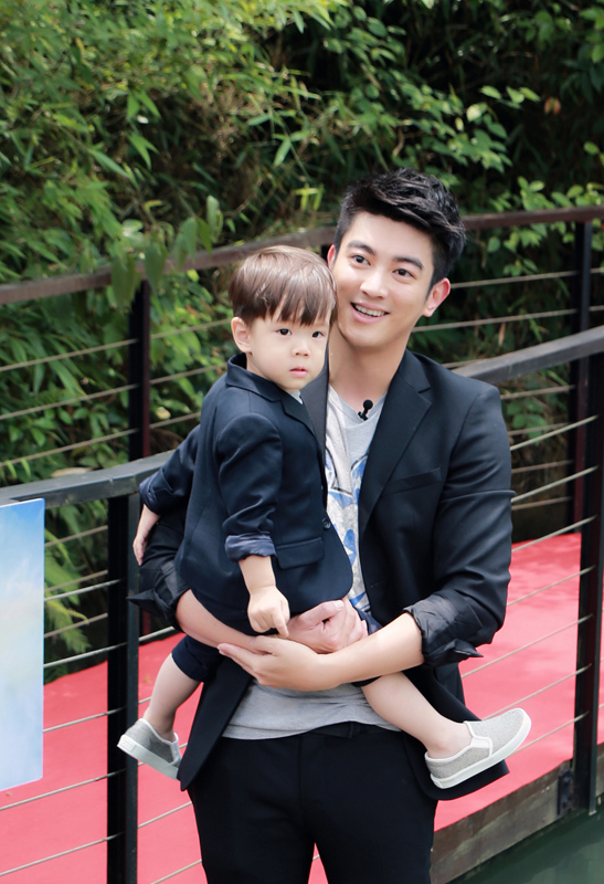 嗯哼大王小西服帅哒哒给爸爸杜江擦汗乖萌暖心