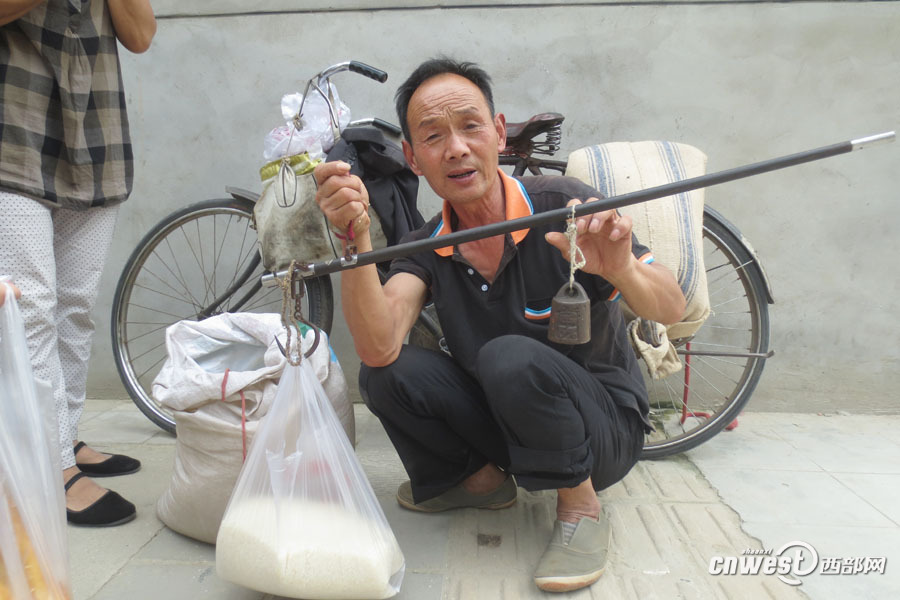 西安小贩玩穿越骑28自行车卖大米