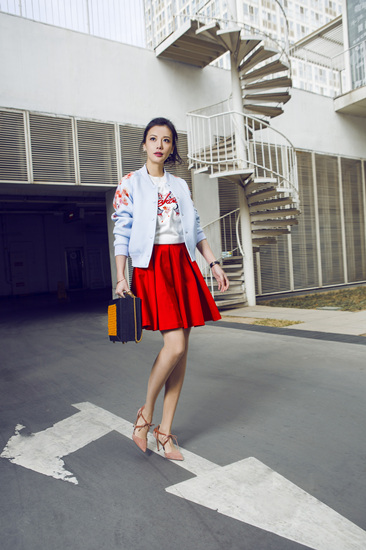 唐于鸿时尚街拍曝光秀美腿细腰展完美曲线