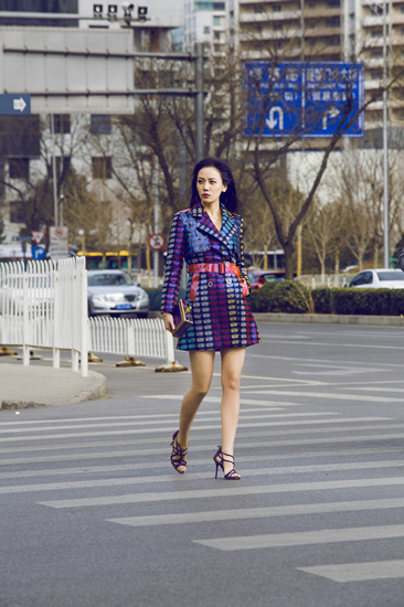 唐于鸿时尚街拍曝光秀美腿细腰展完美曲线