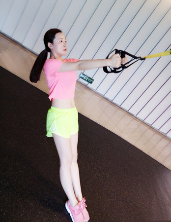 章艳健身照凤凰娱乐讯 近日,央视女主播章艳微博晒出自己的健身照.