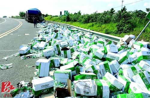 京港澳榮家灣收費站匝道200箱礦泉水滾落一地(圖)