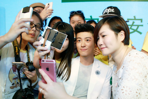 杜江帅气电晕女粉丝 霍思燕一家人气亲和有礼_明星要闻_娱乐频道