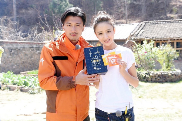 佟丽娅手捧锋味曲奇与谢霆锋