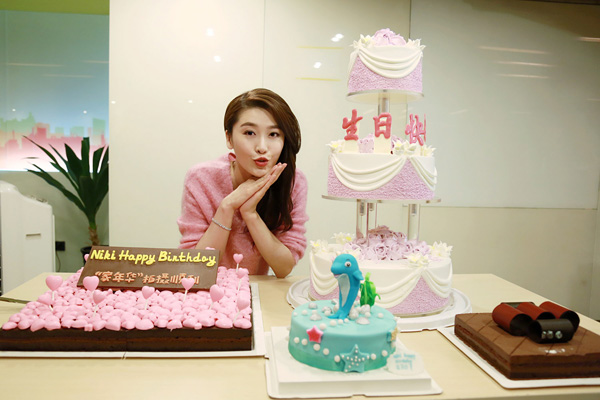 周丽淇与蛋糕合影