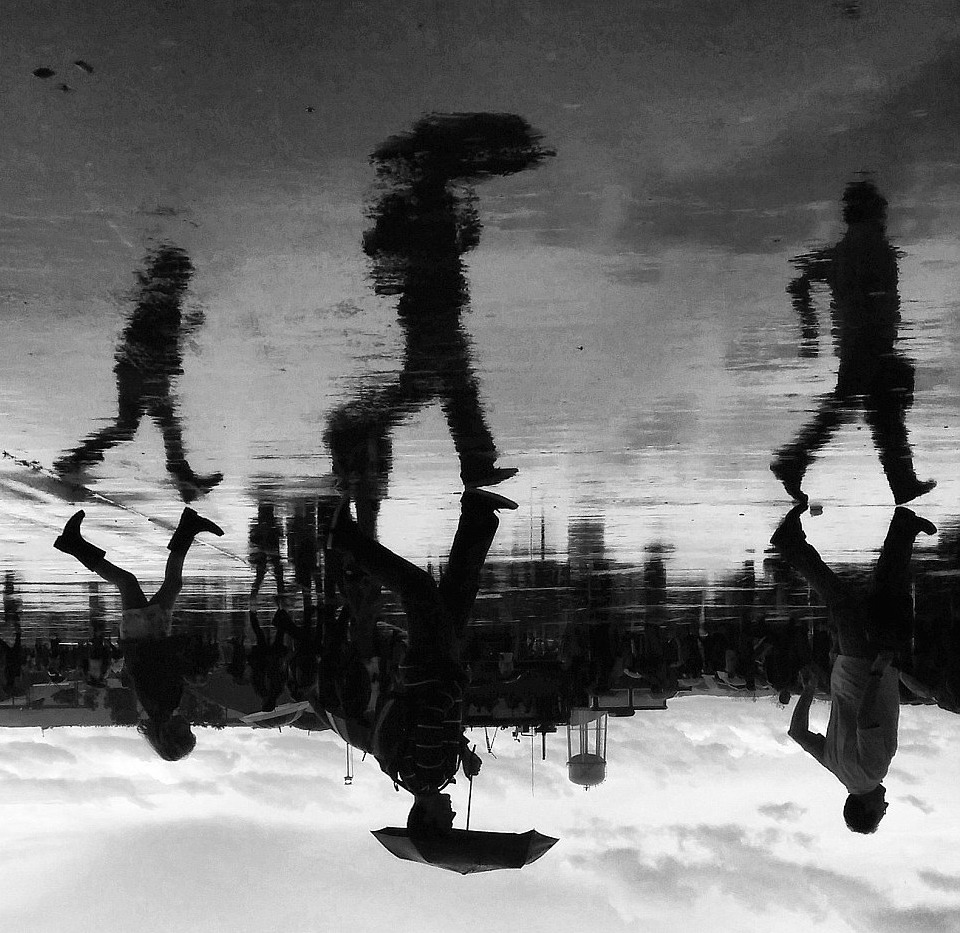 西班牙摄影师拍水洼中的城市倒影走红组图