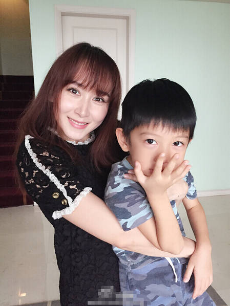 阔太胡静抱5岁儿子出镜小正太颜值爆表