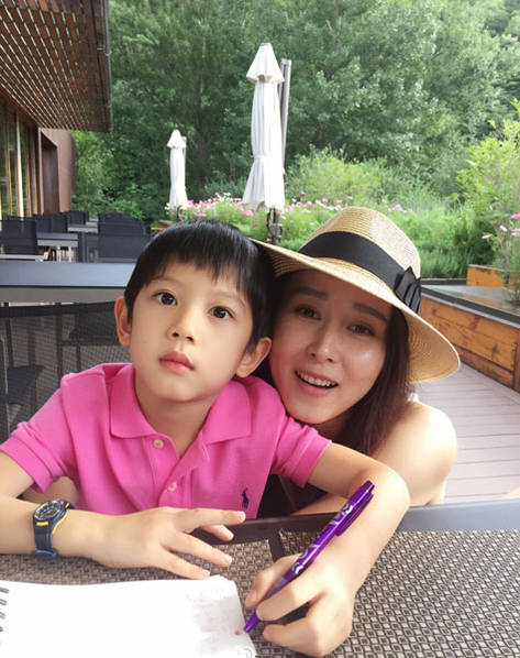 阔太胡静抱5岁儿子出镜小正太颜值爆表