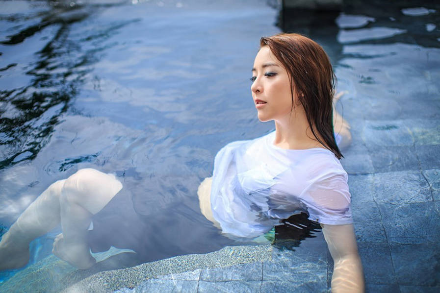 辣妈黄小蕾曝泳池湿身写真性感火辣