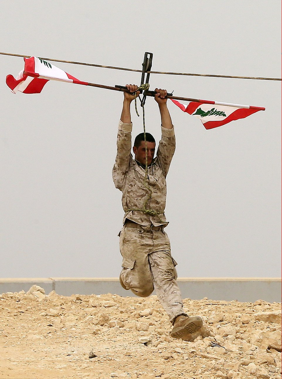 黎巴嫩突击队士兵秀绝技:生吃活蛇徒手拉装甲车(组图)