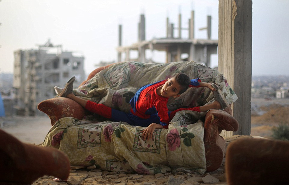 战乱中的蜘蛛侠加沙男孩废墟中跳体操组图