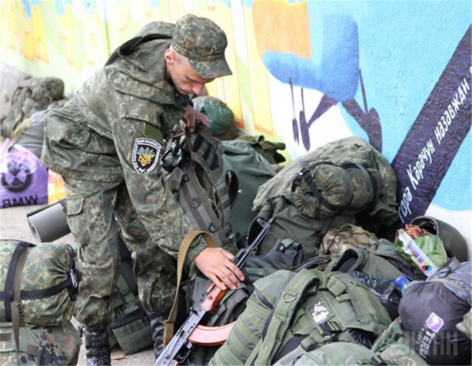 乌军特警战士开赴前线与娇妻拥吻告别组图