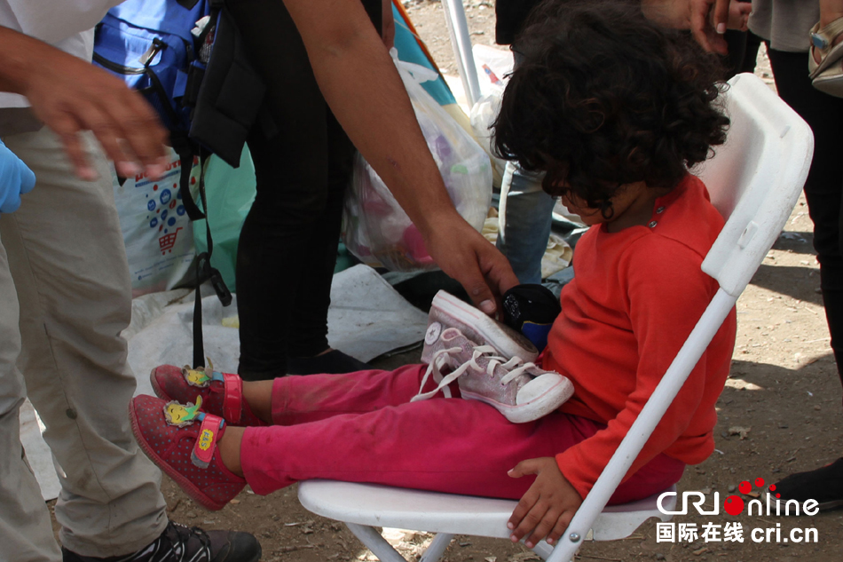 伴随小女孩长途跋涉的鞋子终于可以换掉了