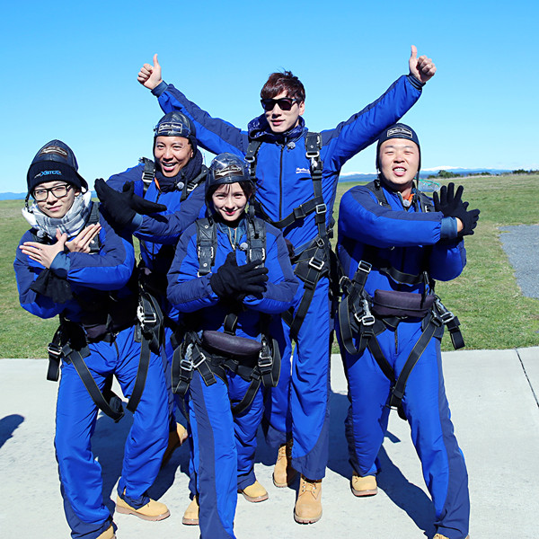 张亮《冲上云霄》吹纸接力 高空跳伞直言刺激_综艺要闻_娱乐频道
