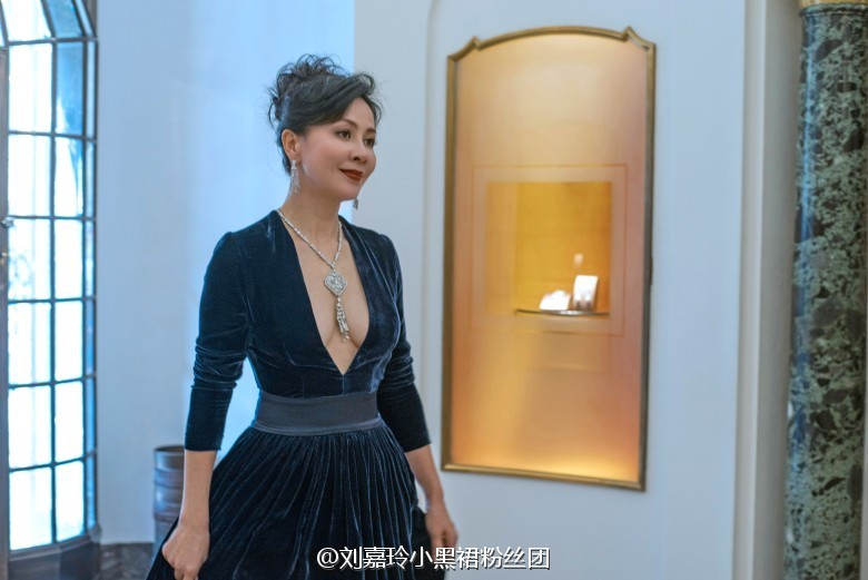 刘嘉玲着深v拍宣传照性感女神也温婉