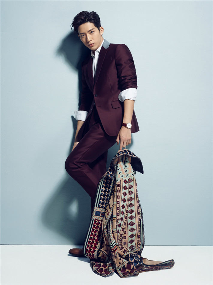 井柏然登杂志封面行走的画报引领秋日型男时尚