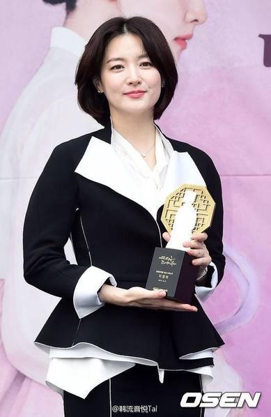 "大长今"肿么了?李英爱剪利落短发受奖