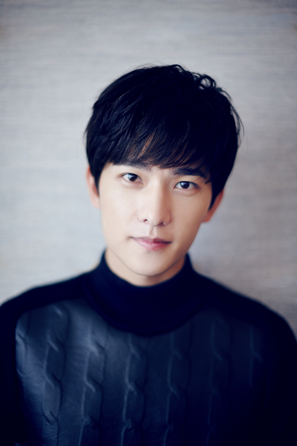 杨洋工作花絮照曝光暖男造型秀长腿