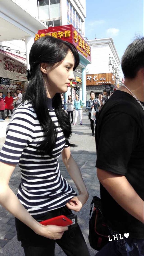 从图上看郑爽确实瘦了不少