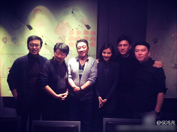 靳东李晨祖峰等好友聚会 刘涛万绿丛中一点红
