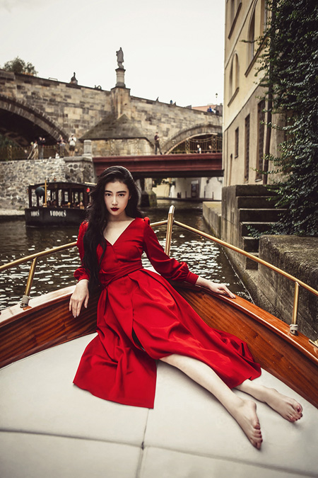 张辛苑布拉格写真 演绎 "嫣红"怒放隆冬