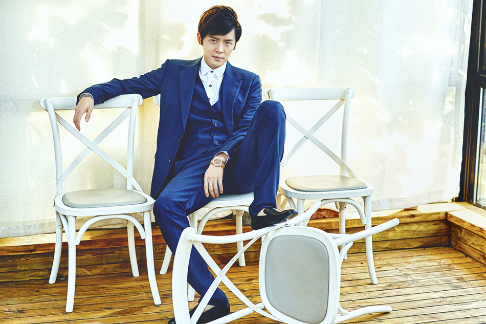 付辛博蓝色西装出镜 温暖笑容融化寒冬