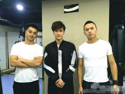 蒋劲夫与健身房教练合影