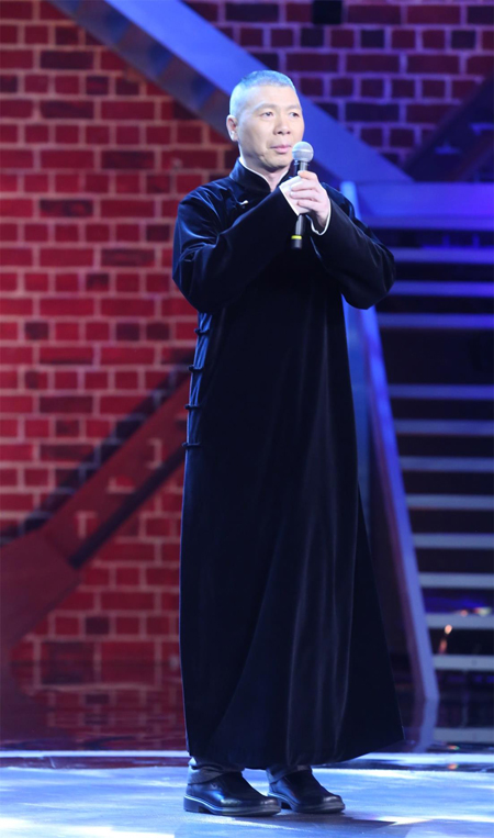 冯小刚一袭黑色长褂亮相