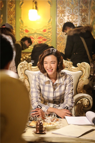 《中国推销员》曝花絮照 李艾秒变"表情达人"