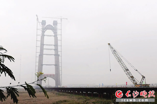 钢桁加劲梁悬索桥,大岳高速公路控制性工程—洞庭湖大桥索塔封顶