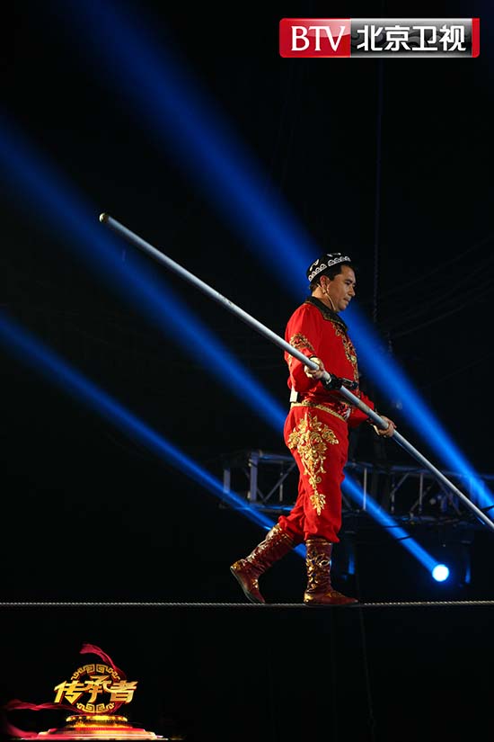 《传承者》阿迪力高空蒙眼走钢丝