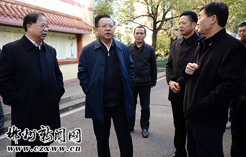 12月17日,郴州市委书记易鹏飞就中心城区中小学"大班额"问题进行调研.