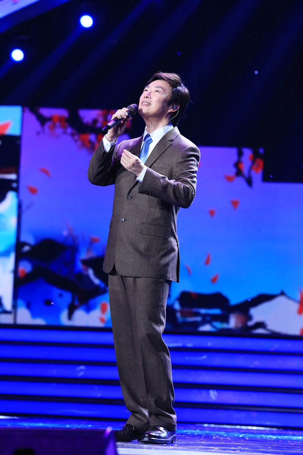 费玉清snh48同台跨年 《国民美少女》主题曲"嘿嘿嘿"成神曲